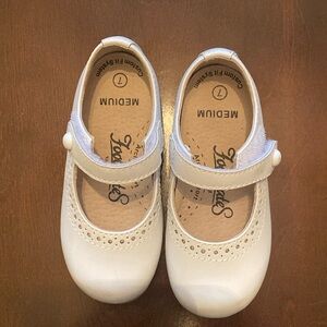 Toddler size 7 white footmates